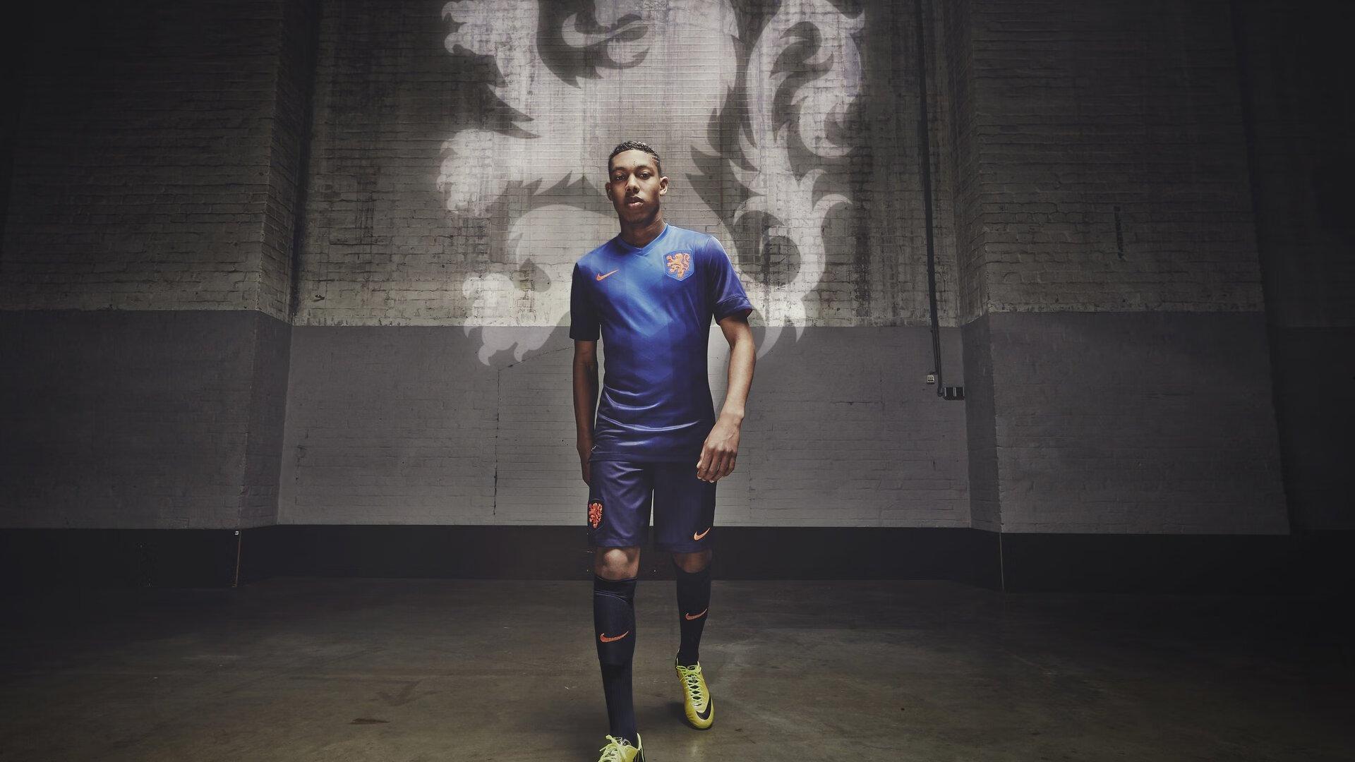 曼联冬窗策略明确，聚焦现有阵容，巴莱巴转会传闻遭否认